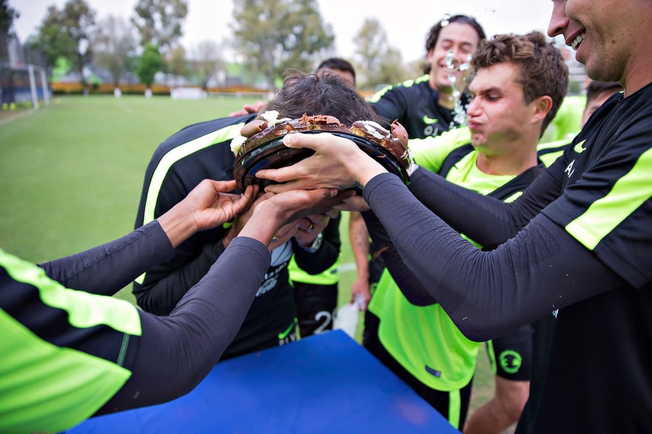 El técnico del América cumplió 65 años y en las instalaciones del club le cantaron las famosas ‘Mañanitas’ y se llevó un pastelazo por parte de todos los jugadores, así como la clásica ‘fila india’.