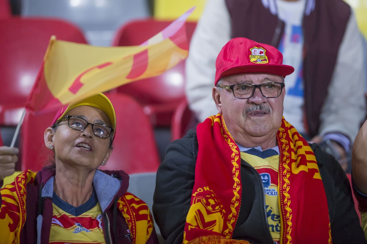 Una pareja enamorada de Monarcas Morelia.