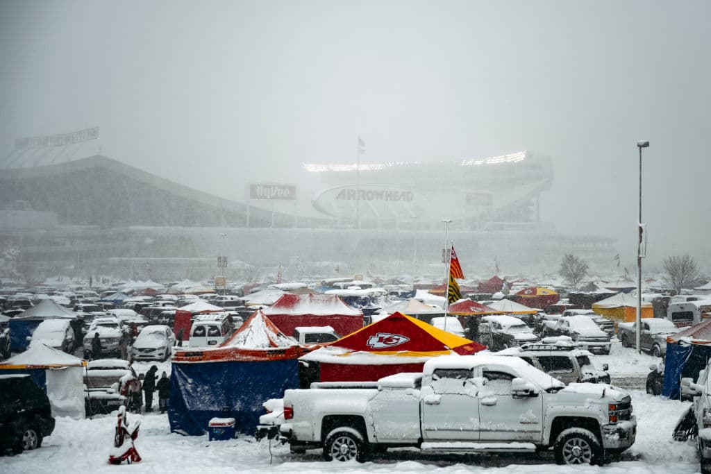 El parqueadero de Arrowhead Stadium sirvió para congregar a los fanáticos de los Chiefs.