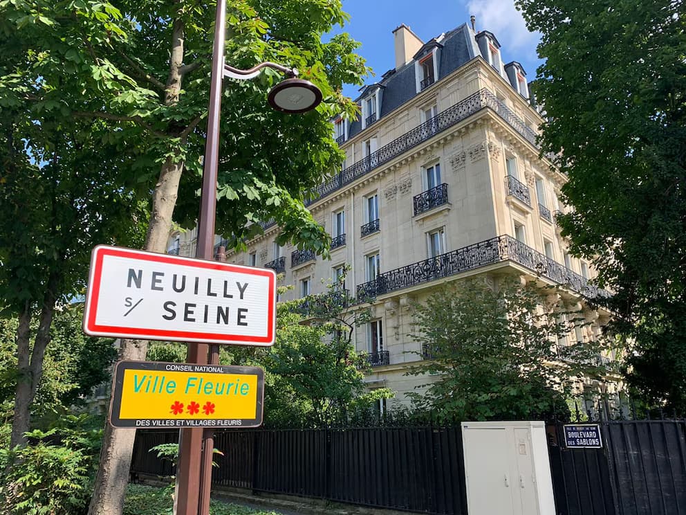 Mientras que en Francia Messi y su familia vivieron en un lujoso departamento en París en la exclusiva zona de Neuilly-sur-Seine.Dicho departamento cuenta con dos pisos de más de 300 metros cuadrados y un pequeño jardín.