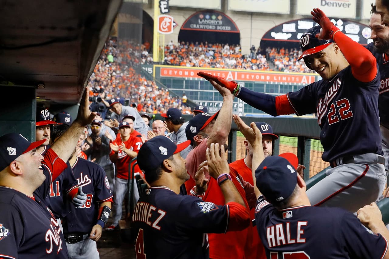 Los Houston Astros caen en el primer juego de la Serie Mundial 5-4 en el Minute Maid Park.