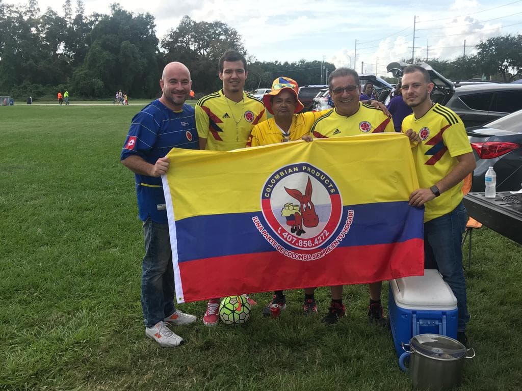 El colorido de la fiesta previa al partido de Estados Unidos y Colombia tuvo como ingrediente especial un ambiente entre amigos y familia en Tampa, previo al choque en el Raymond James Stadium.