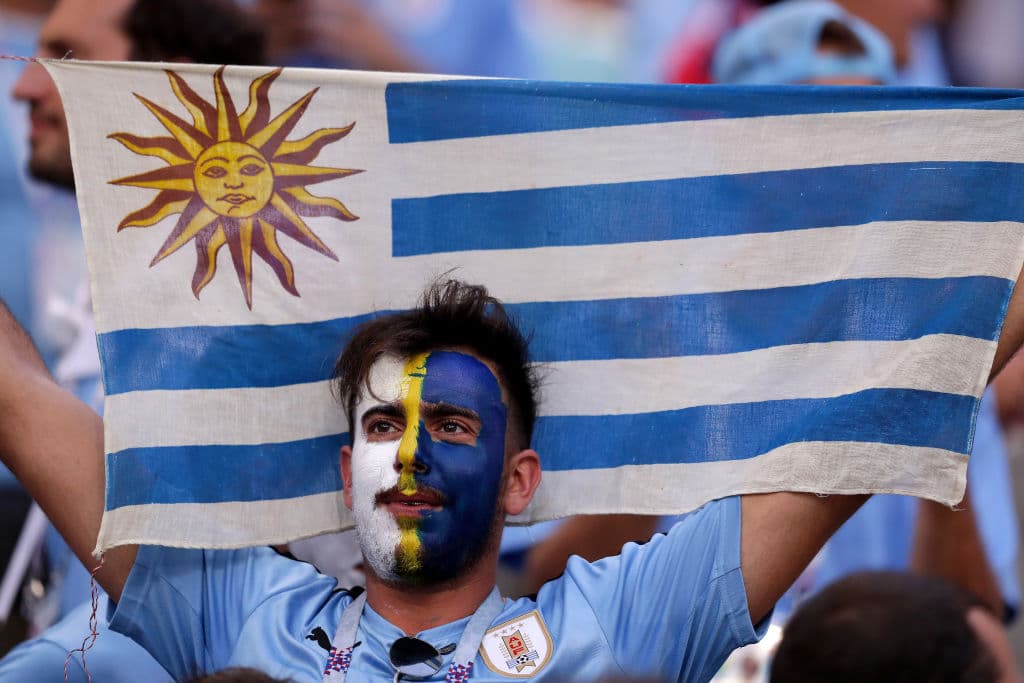 Los seguidores llegaron al Fisht Stadium en Sochi para disfrutar y mostrar su alegría en el partido entre Uruguay y Portugal, el segundo de las llaves de octavos de final del Mundial de Rusia 2018.