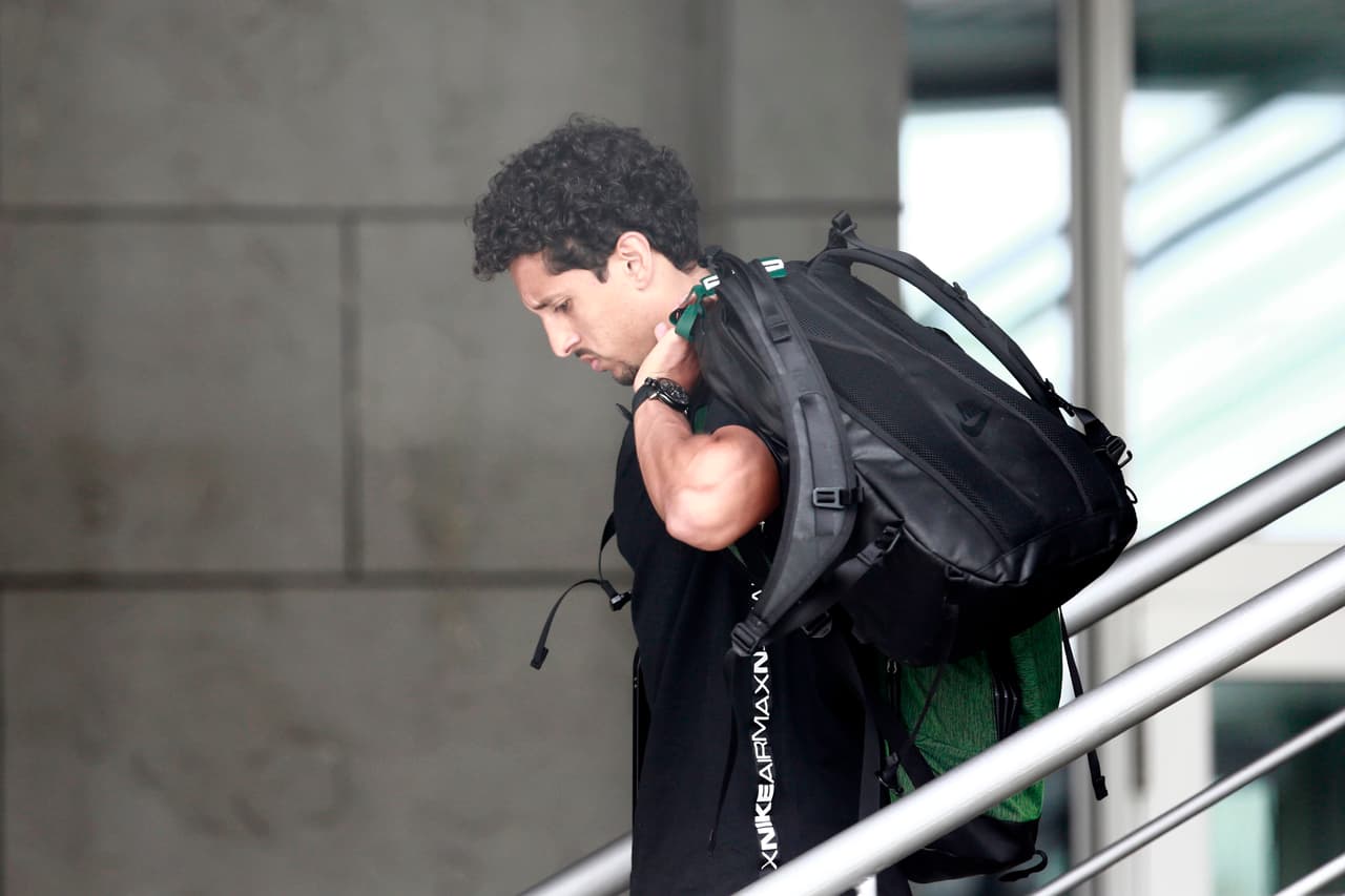 Marquinhos seguía la misma senda. Cara clavada al piso y semblante bajo.