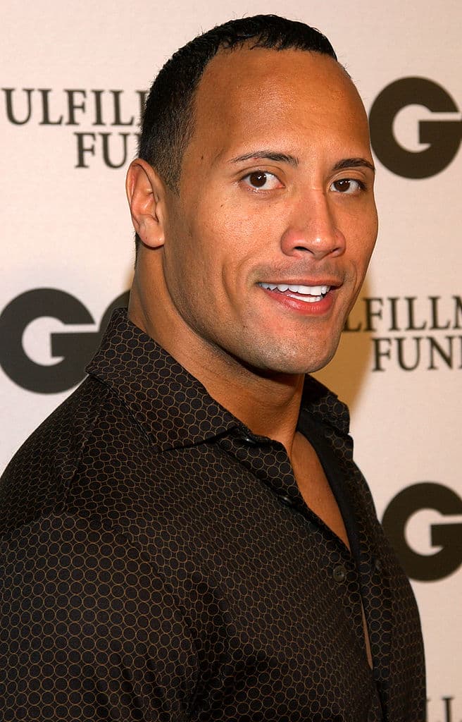 The Rock firmó con los Calgary Stampeders de la Canadian Football League.