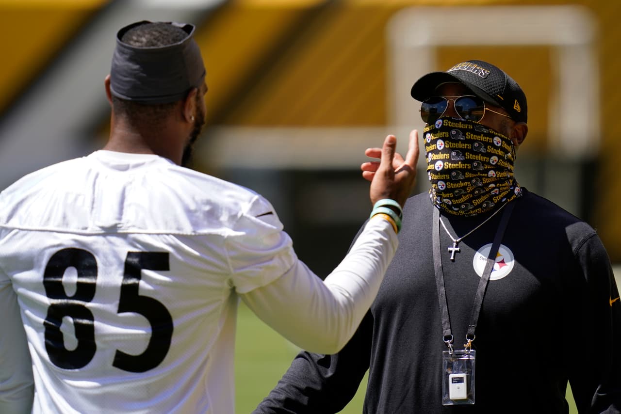 Pittsburgh Steelers Eric Ebron y el head coach Mike Tomlin