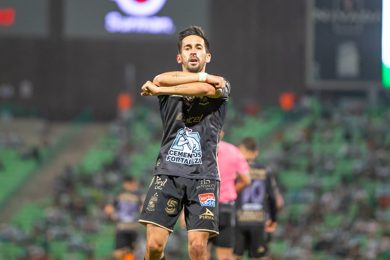 León comienza a desmotstrar el futbol que lo hizo campeón del futbol mexicano y vencen 1-2 a Santos. La Fiera escaló hasta la novena plaza y los Guerreros se mantienen en el tercer lugar.