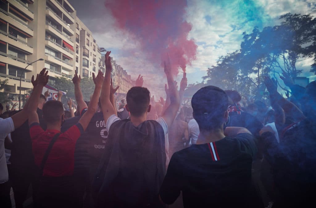 Entre cantos y marchas, los aficionados se dieron cita en las afueras del Estadio Parc de Princes para apoyar a su equipo durante la final de la Champions League.