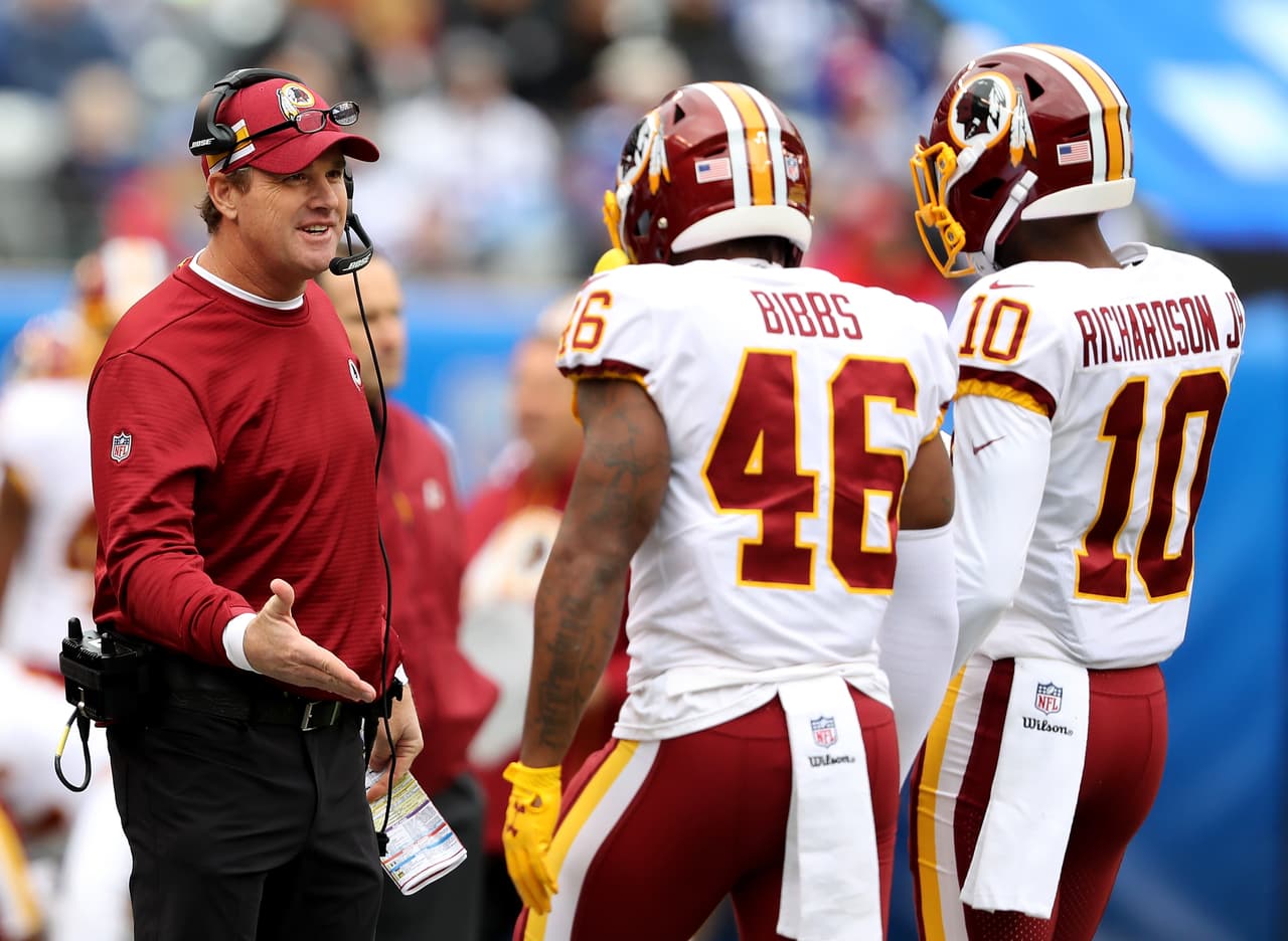 El equipo obtuvo marcas de 7-9 en las últimas dos temporadas, En total, Gruden suma seis temporadas con récord de 35-49-1.