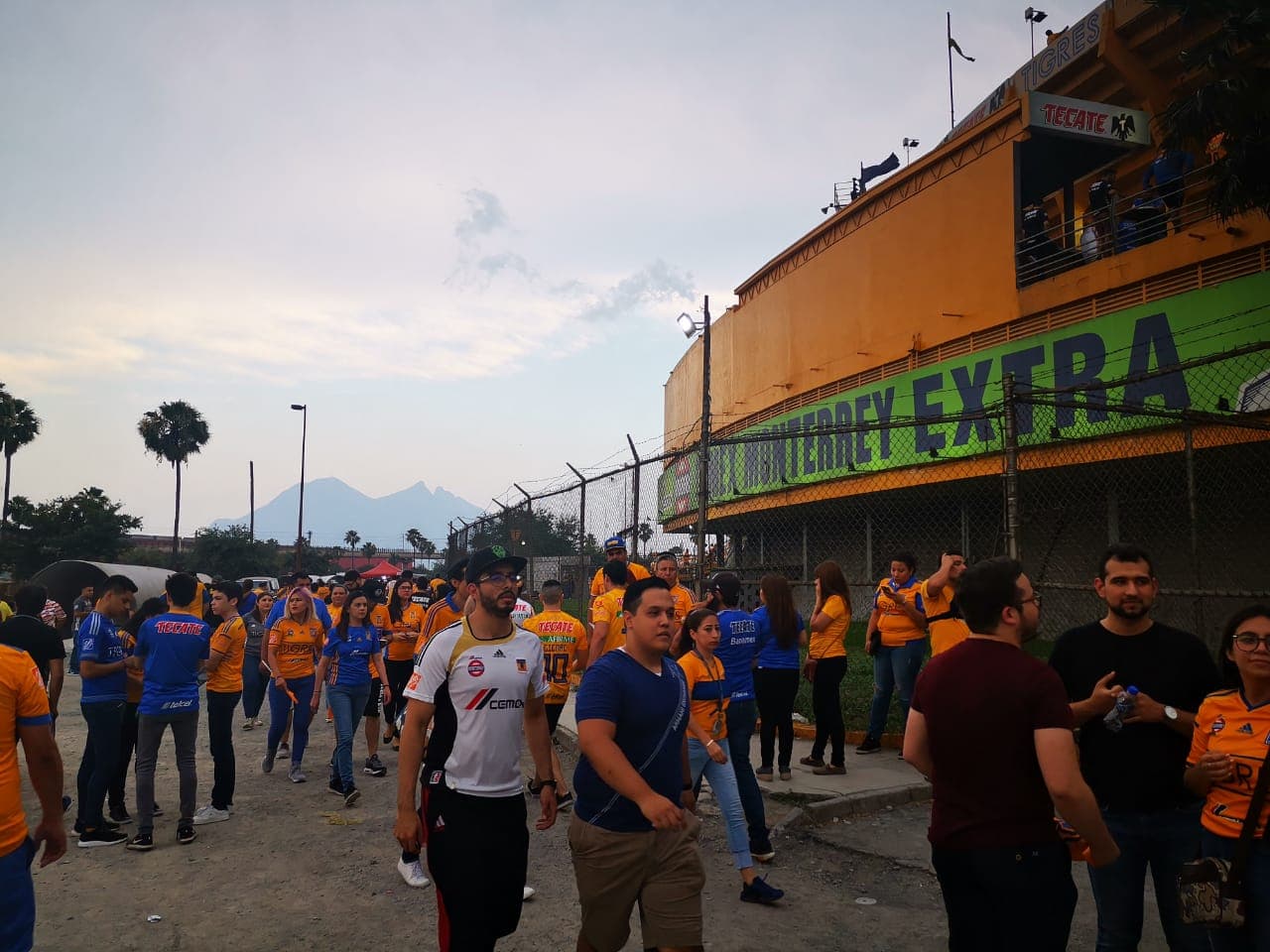 Aficionados de Tigres, mayoritariamente, y del León, tomaron por 'asalto' las inmediaciones del Estadio Universitario para atestiguar el juego de Ida de la Final del Clausura 2019 de la Liga MX en Monterrey. Se esmeraron y le pusieron un fantástico ambiente.