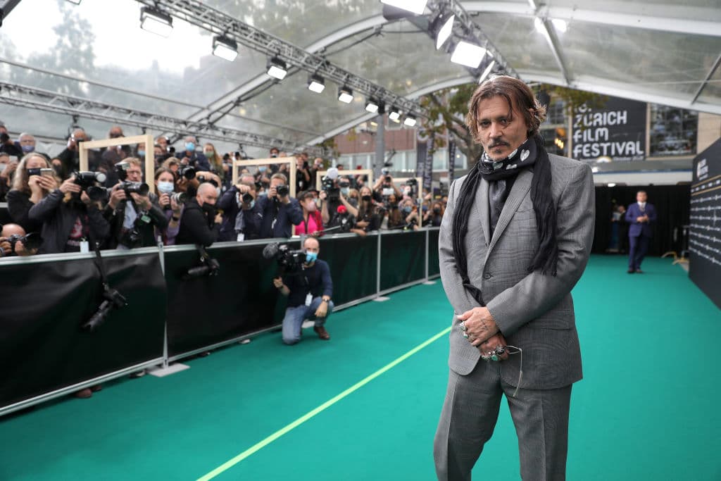Johnny Depp es un gigante del cine y esperemos que su carrera no termine para que pueda regresar lleno de nuevas sorpresas.
<br>