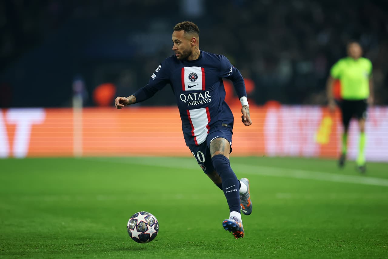 Como jugador del Paris Saint-Germain, Neymar vivió en una casa de lujo de cinco pisos y 5 mil metros cuadrados con alberca localizada en el barrio exclusivo de Bougival, en las afueras de la capital francesa.