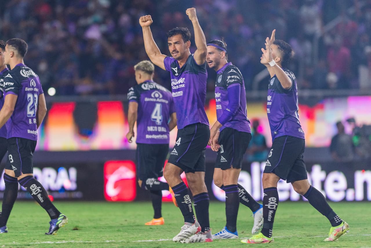 Con goles de Oswaldo Alanís y Marco Fabián por la vía de la pena máxima, Mazatlán FC derrotó a Puebla en la última jornada para aumentar sus posibilidades de permanecer en zona de repechaje.
