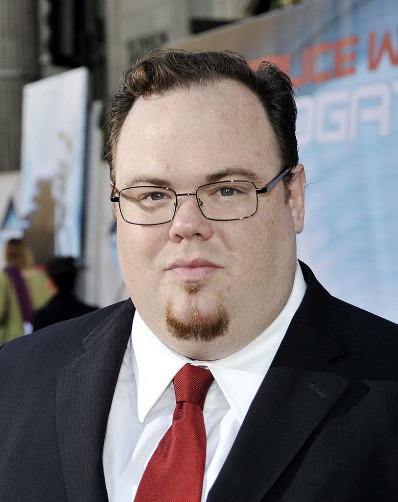 Viajan a París al siguiente día así que sus primos y sus tíos se mudaron a su casa y por cierta razón, todos se comportan como cretinos con él.
<br>