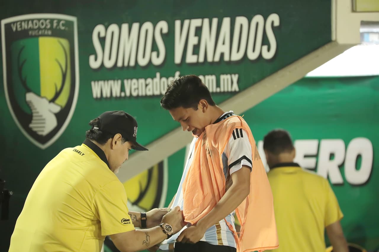 Ni los trabajadores del estadio de Venados, su rival en la jornada 14 del Ascenso MX, querían dejar pasar esta oportunidad de compartir con el 'D10S'.