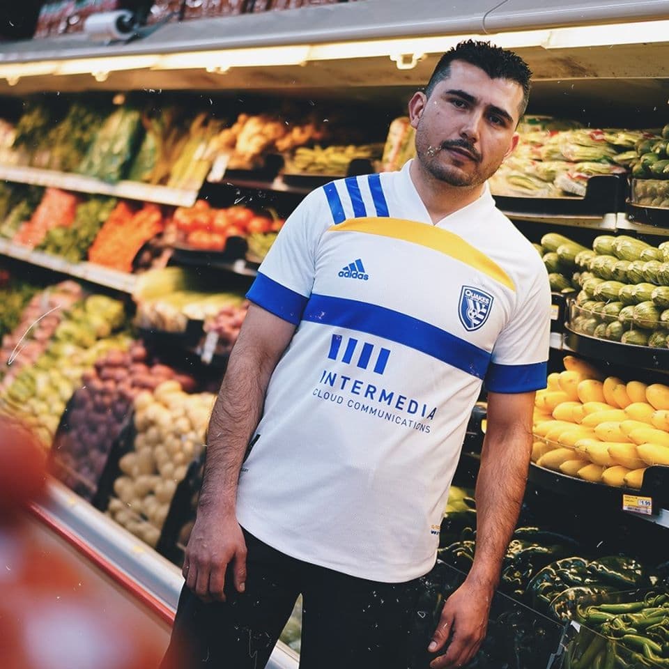 Blanco, azul y amarillo, los colores de la bandera de la ciudad de San José.