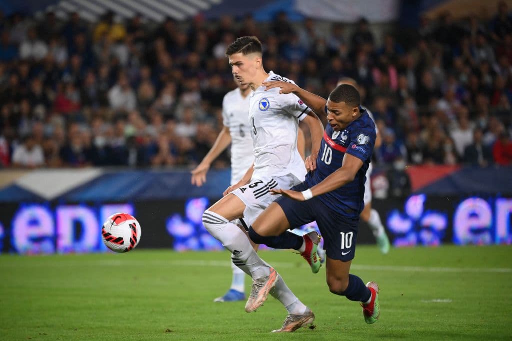 Francia, actual campeón del mundo, logra empatar ante Bosnia-Herzegovina 1-1 durante la eliminatoria rumbo a Catar 2022. Edin Dzeko pone arriba a los visitantes al minuto 36', pero Antoine Griezmann logra empatar el encuentro a los tres minutos pasada la anotación.