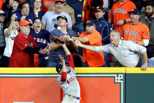 Tan pronto como en el primer inning del Juego 4 de la Serie de Campeonato de la Liga Americana entre los Boston Red Sox y los Houston Astros apareció la polémica, pero de las grandes.