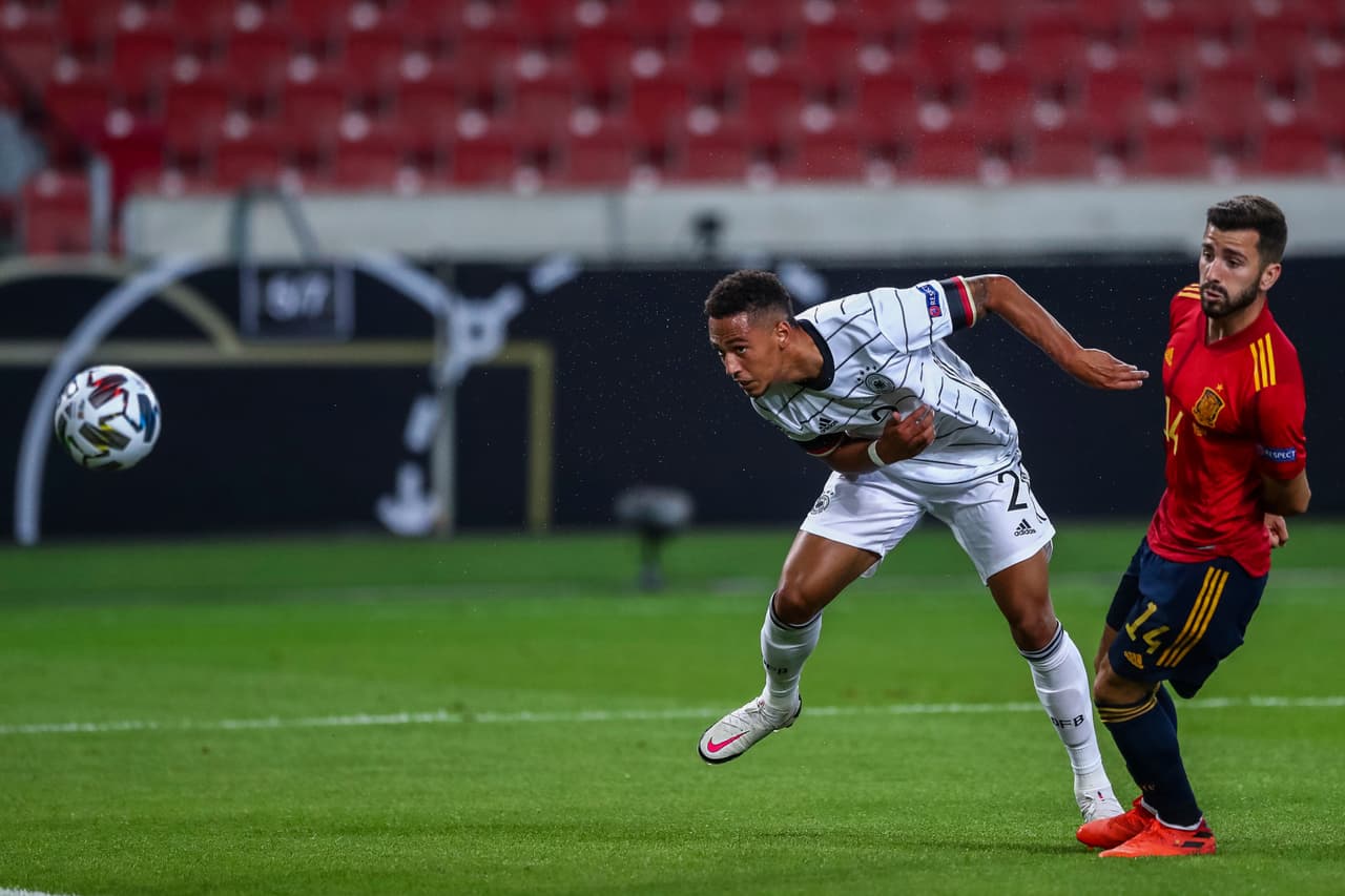 Inicia el partido en Stuttgart y España inicia rodando el esférico.