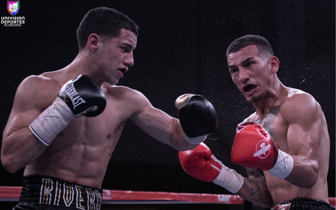 En la cartelera estelar, el prospecto de Top Rank, Jean Carlos Rivera (15-1-0, 10KOs) de Puerto Rico sucumbió a la implacable presión de Jason Sánchez (13-0-0, 6KOs) de Albuquerque, Nuevo México.