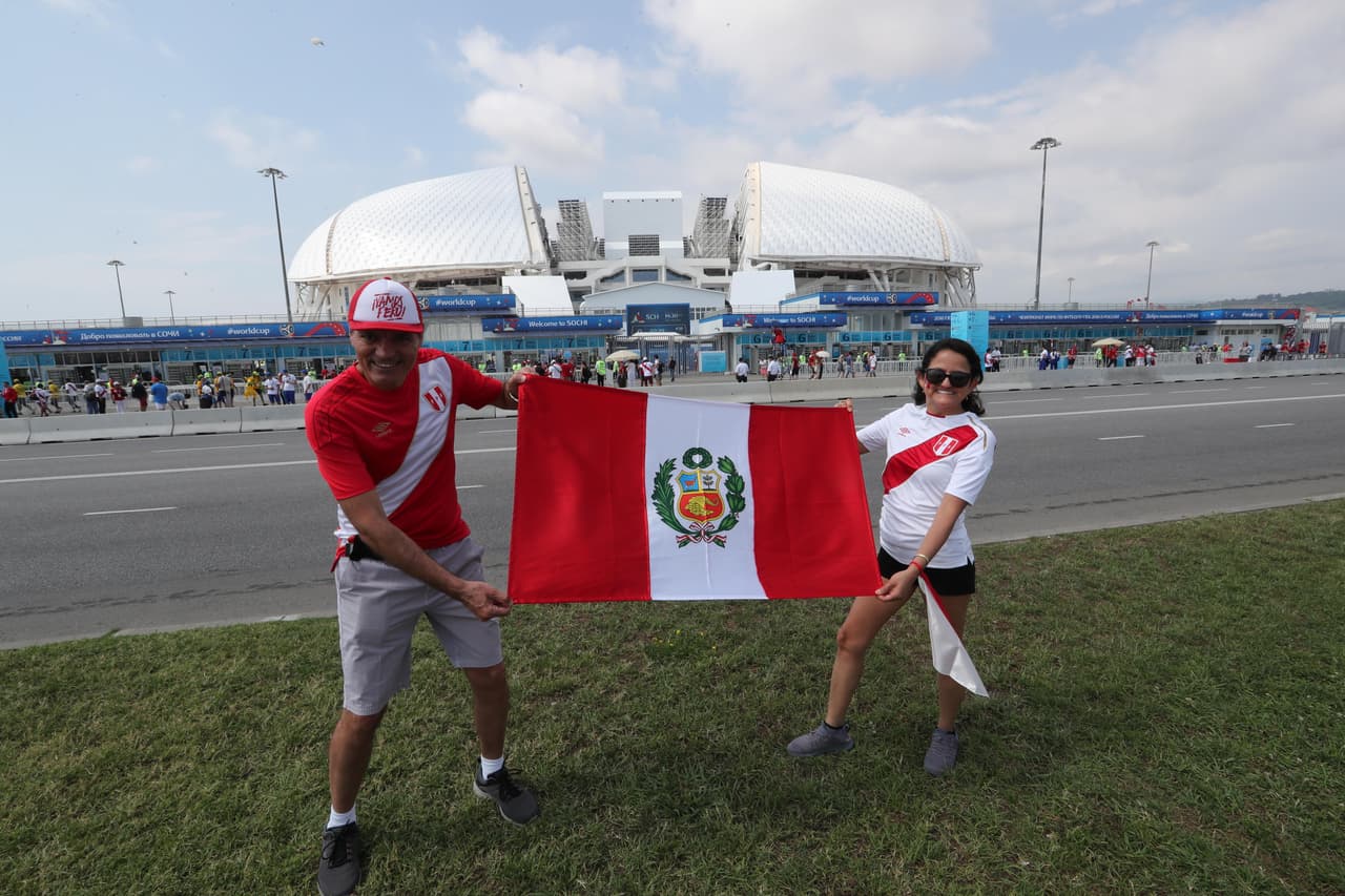 Sochi (Russian Federation), 26/06/2018.- Peru's fans pose before the FIFA World Cup 2018 group C preliminary round soccer match between Australia and Peru in Sochi, Russia, 26 June 2018. (Mundial de Fútbol, Rusia) EFE/EPA/MOHAMED MESSARA EDITORIAL USE ONLY EDITORIAL USE ONLY