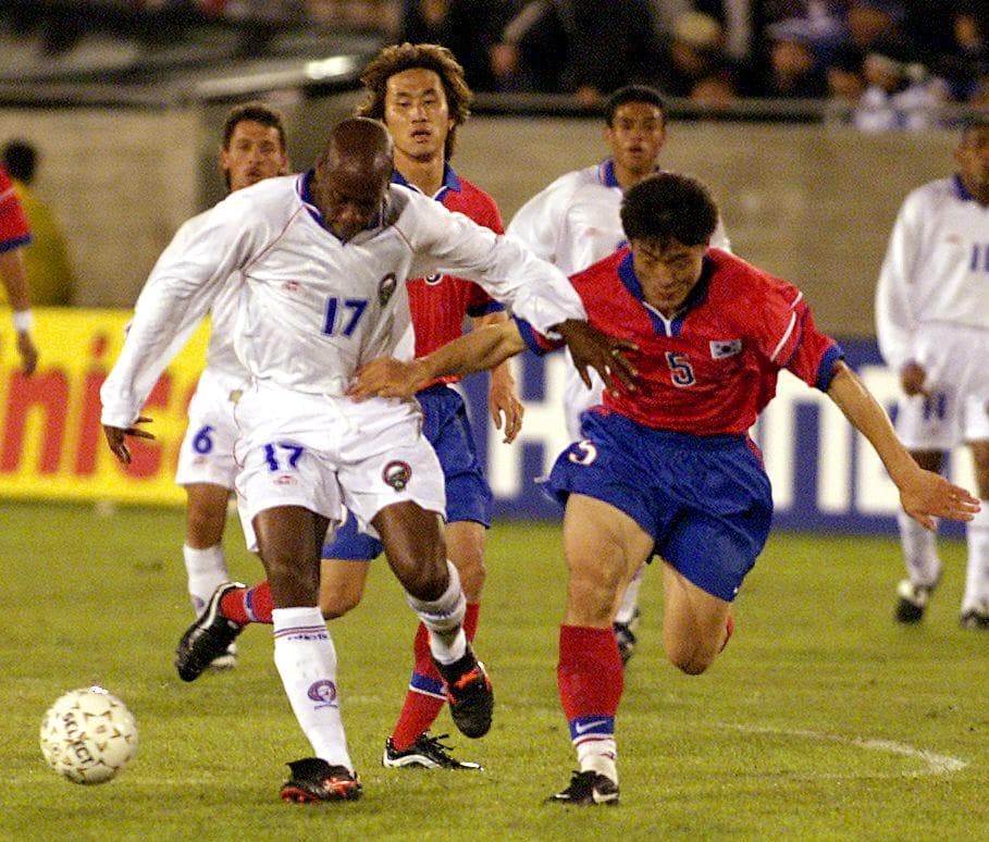Dos años antes del Mundial Corea-Japón, la selección surcoreana participó en la Copa Oro 2000, pero no logró superar el grupo que compartía con Costa Rica y Canadá.