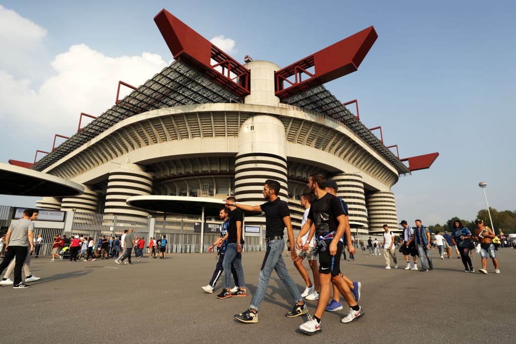 San Siro vive la fiesta de los seguidores de Inter de Milán en su regreso a la Champions League.