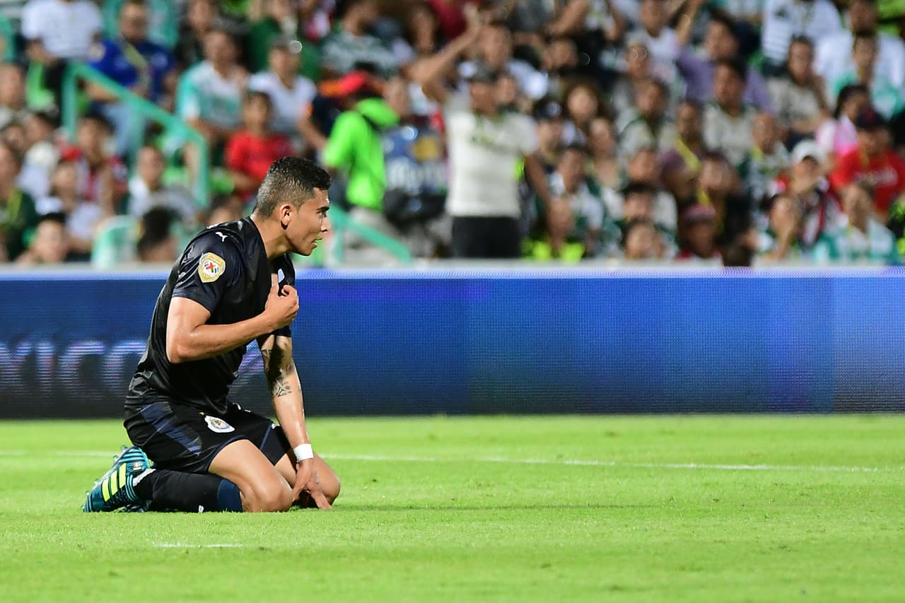 Chivas y Santos agravaron su crisis y siguen sin ganar