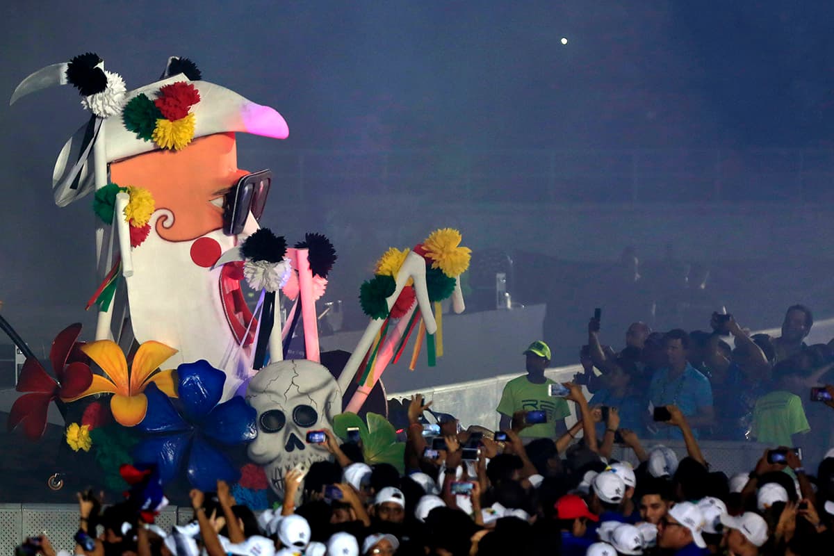 Las comparzas del carnaval barranquillero hicieron presencia en el Estadio Metropolitano Roberto Meléndez.