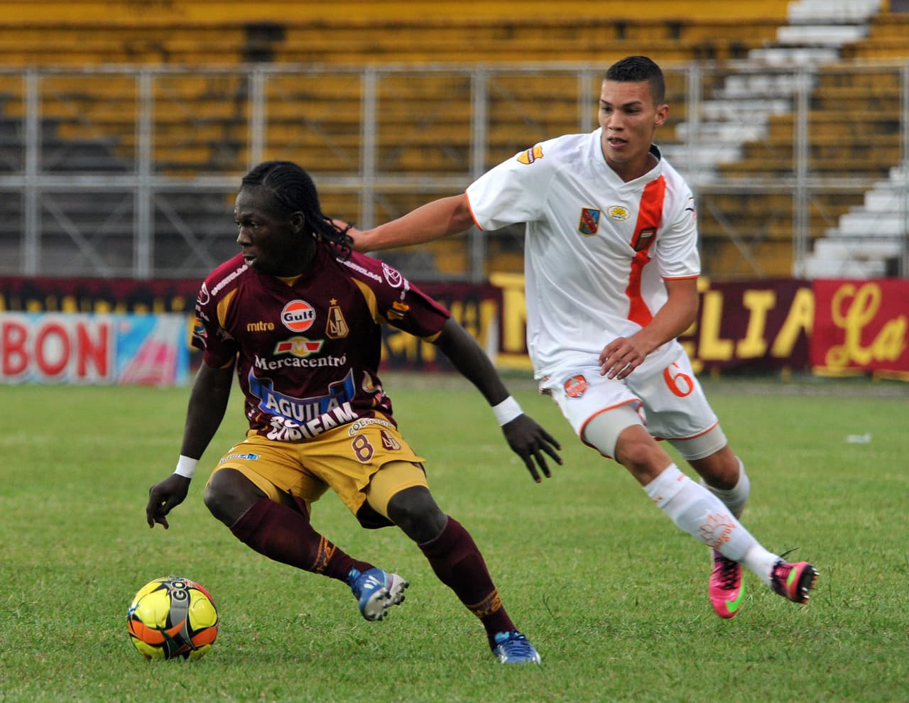 El comienzo de la carrera de este jugador de 26 años fue en Argentina, en 2010, en el Deportivo Español, en 2010. Allí dio sus primeros pasos en el profesionalismo.