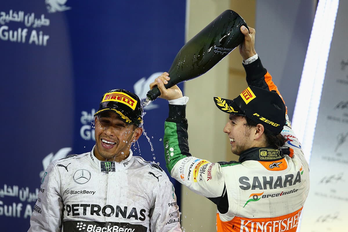 Después de 28 carreras sin podio, Checo Pérez fue segundo en el Gran Premio de Baréin de 2014, aquí celebrando con Lewis Hamilton (izquierda).