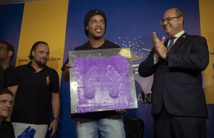 Ronaldinho recibe homenaje en el Maracaná, sus huellas ya están en el paseo de fama del estadio
