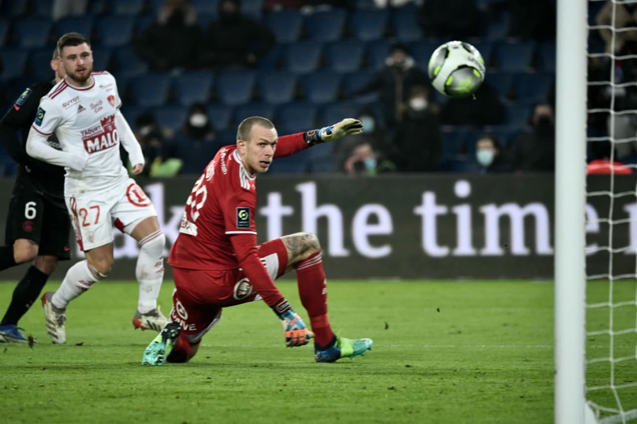 PSG no quiere complicar su liderato y de la mano de Kylian Mbappé caminan a la victoria 2-0 sobre el Stade Brestois.