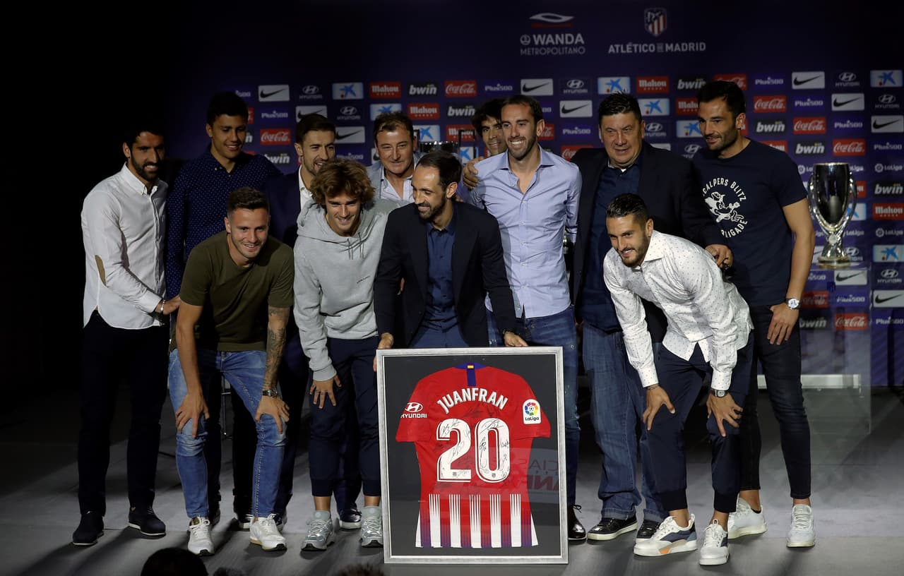 Este jueves, en una emotiva conferencia de prensa, Juanfran Torres dijo adiós a su etapa como jugador del Atlético de Madrid asegurando que volverá pronto por todo lo que le dio el club en su carrera profesional. El lateral, que aún no confirma su próximo destino, se marcha con siete títulos entre los cuales hay una Liga y dos Europa League.