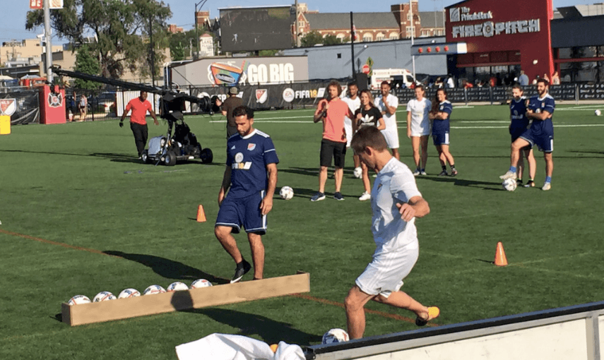 Las leyendas de la MLS Dwayne De Rosario y Brian McBride muestran sus dotes de 'vaselinas' durante el concurso de desafios.