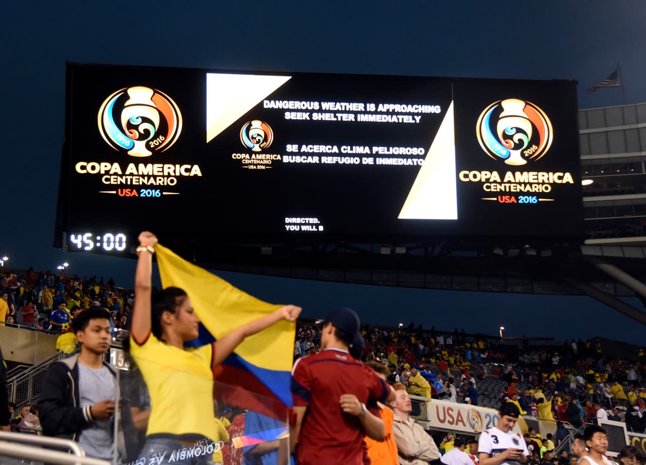 Los seguidores colombianos y chilenos aguardaron en el interior del Soldier Field hasta que terminó la tormenta eléctrica en Chicago para que se pudiera reanudar la semifinal de la Copa América Centenario.