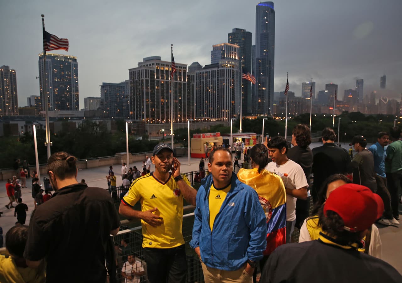 Los seguidores colombianos y chilenos aguardaron en el interior del Soldier Field hasta que terminó la tormenta eléctrica en Chicago para que se pudiera reanudar la semifinal de la Copa América Centenario.