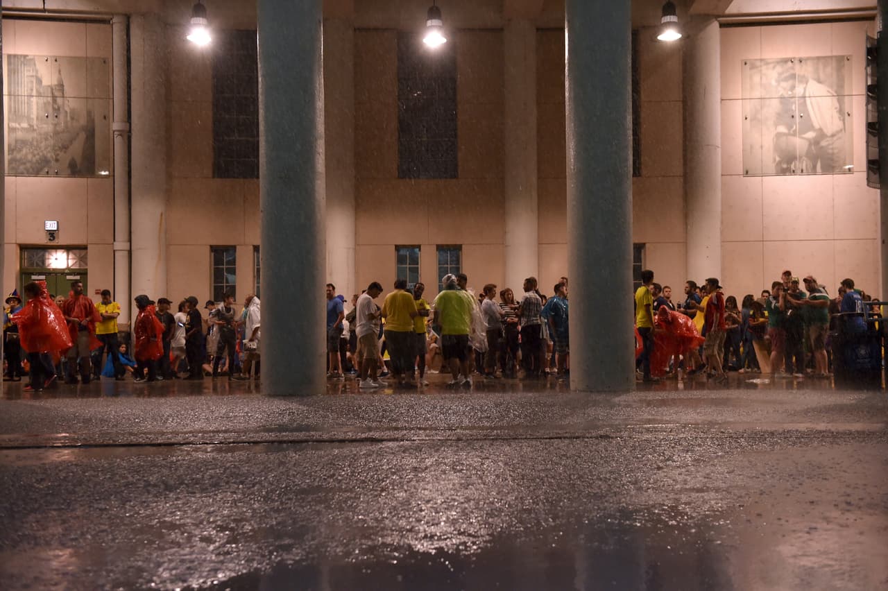 Los seguidores colombianos y chilenos aguardaron en el interior del Soldier Field hasta que terminó la tormenta eléctrica en Chicago para que se pudiera reanudar la semifinal de la Copa América Centenario.