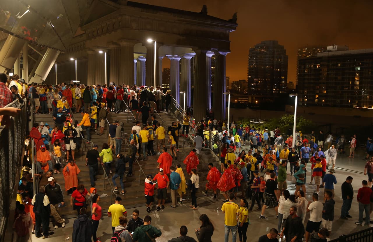 Los seguidores colombianos y chilenos aguardaron en las afueras del Soldier Field hasta que terminó la tormenta eléctrica en Chicago para que se pudiera reanudar la semifinal de la Copa América Centenario.
