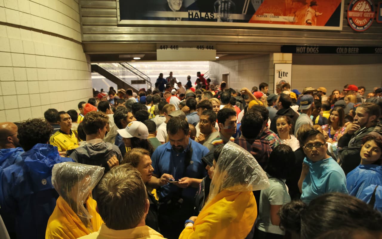 Los seguidores colombianos y chilenos aguardaron en el interior del Soldier Field hasta que terminó la tormenta eléctrica en Chicago para que se pudiera reanudar la semifinal de la Copa América Centenario.