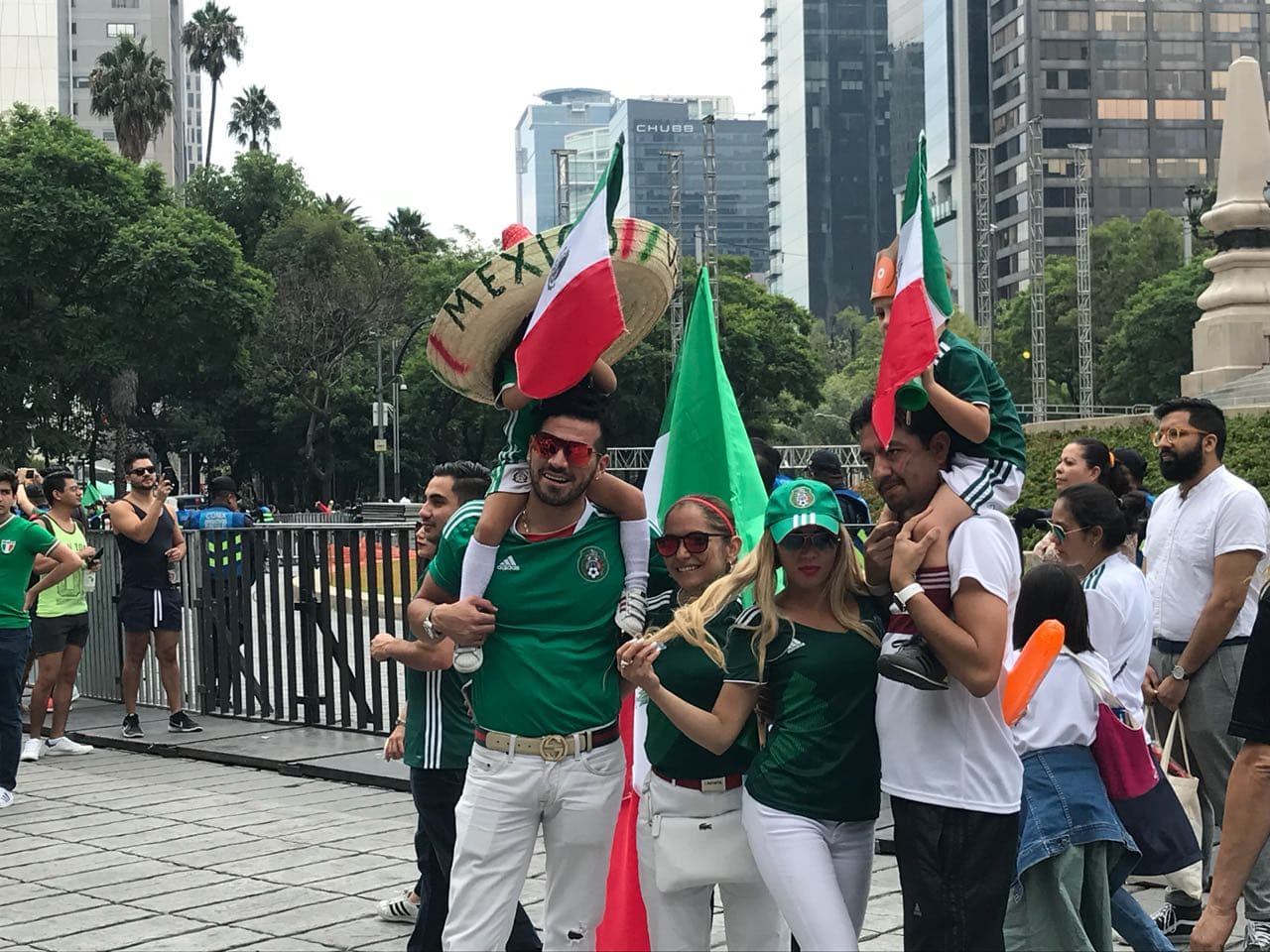 Los hinchas mexicanos se reunieron en el monumento del Ángel de la Independencia para celebrar un triunfo que pone de líder a México en el grupo F y lo pone a soñar con octavos de final del Mundial.