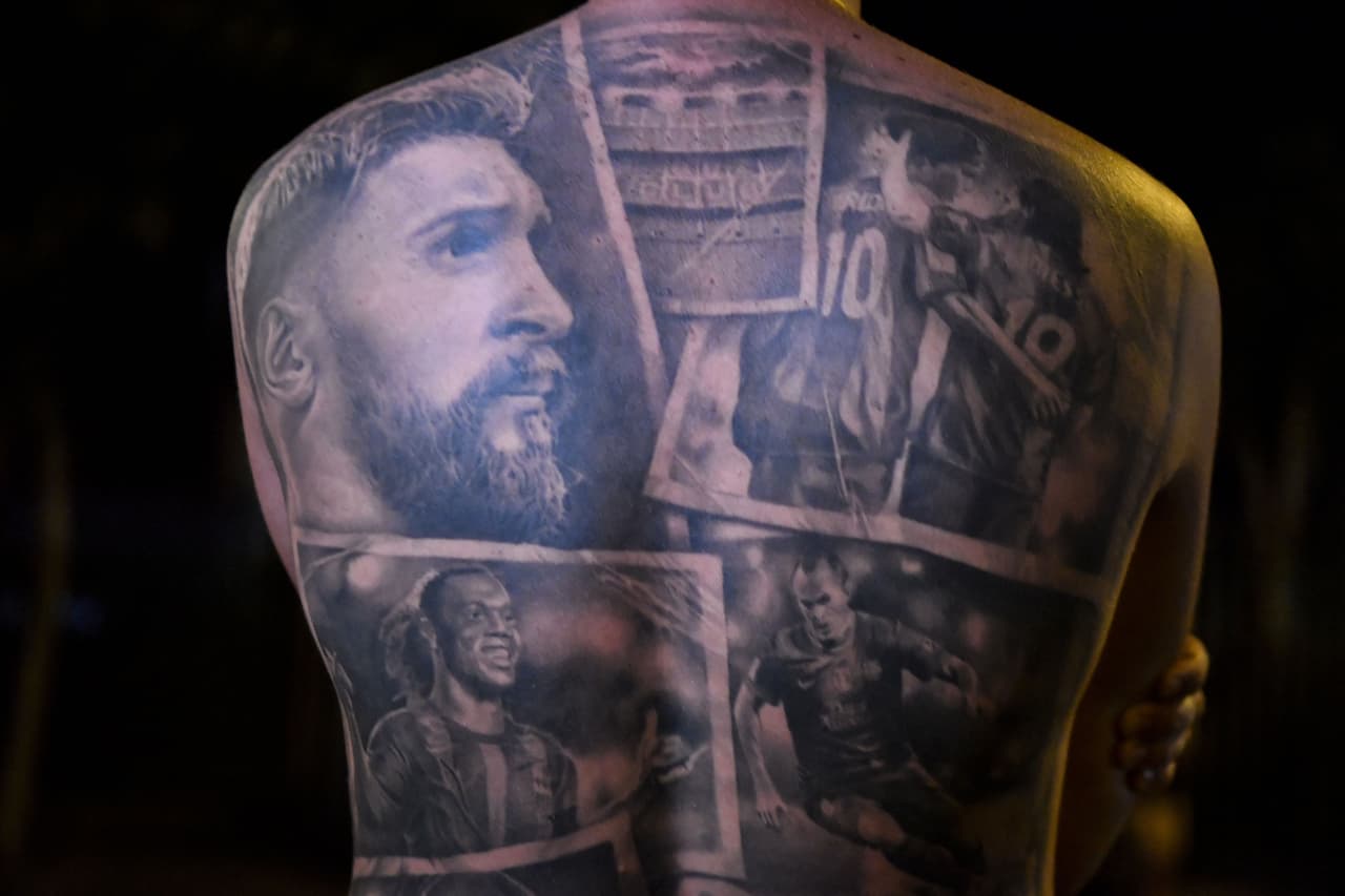 Messi y Ronaldinho tatuados en espalda de fan del Barcelona.