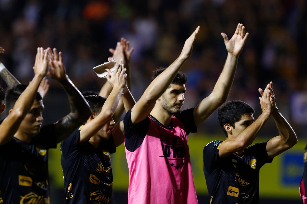 Minutos antes de que concluyera el partido Maradona fue expulsado por sus airados reclamos al cuarto oficial y al árbitro central, así que, con ese panorama, la monerda está en el aire en el Ascenso.