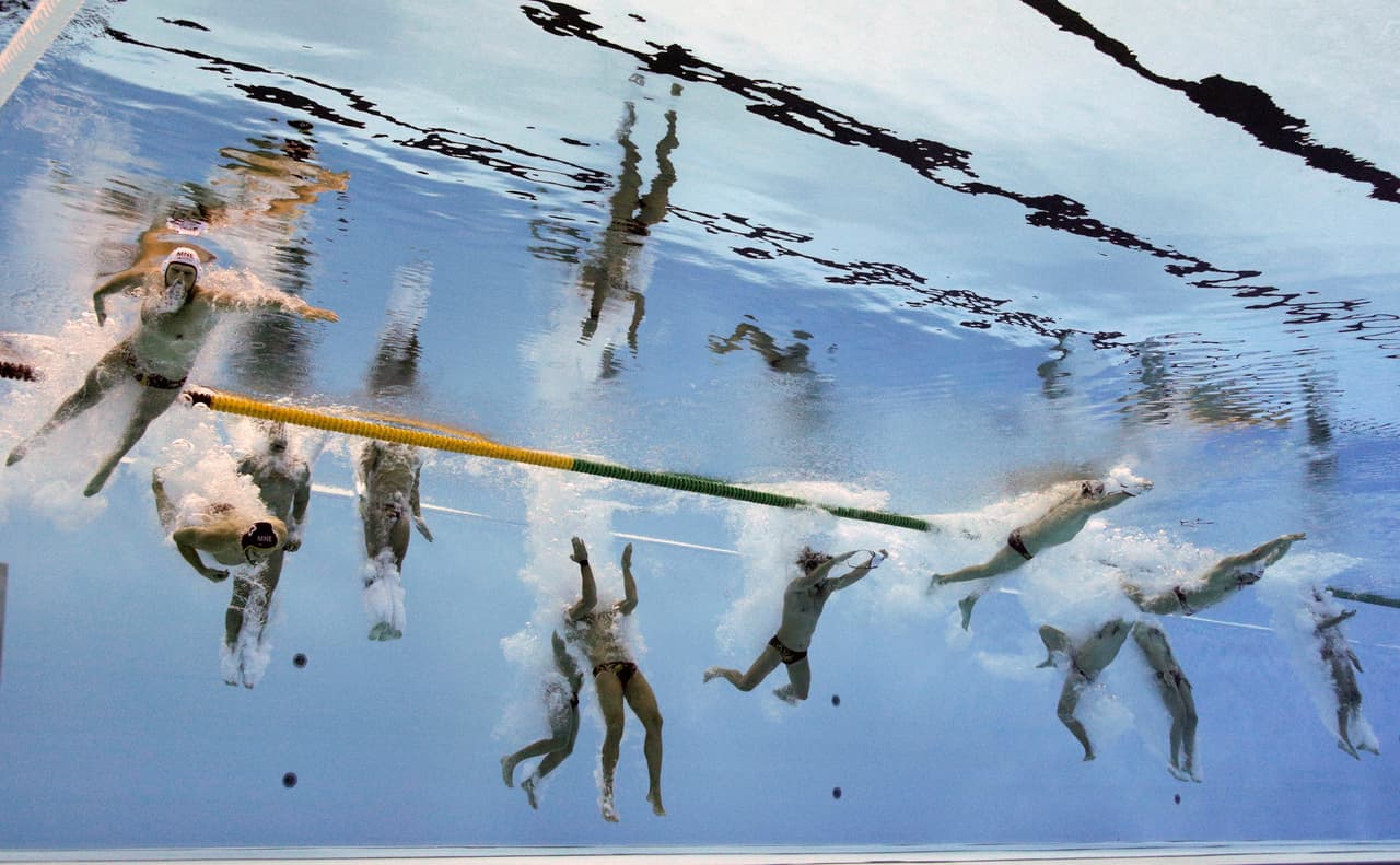 Bajo el agua en el polo acuático, partido ente Montenegro y Croacia.