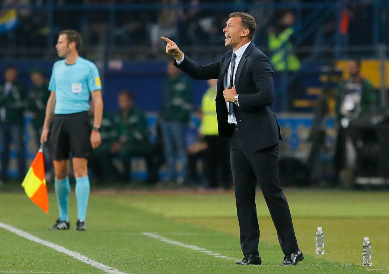 Mircea Lucescu salió con: Babacan, Ozbayrakli, Aziz, Topal, Koybasi, Cigerci, Emre, Tufan, Çalhanoglu, Tosun, Ünder.