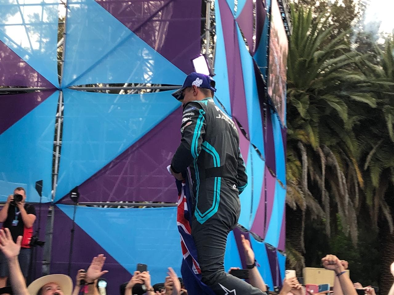 Con el último voltio de su batería arrebató la bandera de cuadros en el Autódromo Hermanos Rodríguez.