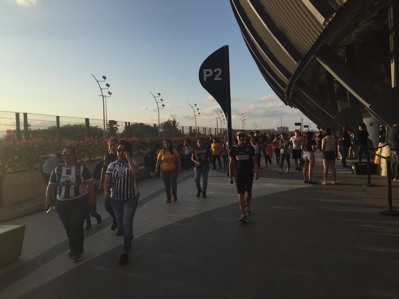 Así se vivió el ambiente dentro y fuera del Estadio BBVA previo al arranque de la Final de la Liga MX en el juego de Vuelta en el que se sabrá si Rayadas o Tigres se coronan en la Liga MX Femenil. Un marco esplendoroso se vivió con dos aficiones muy conectadas.