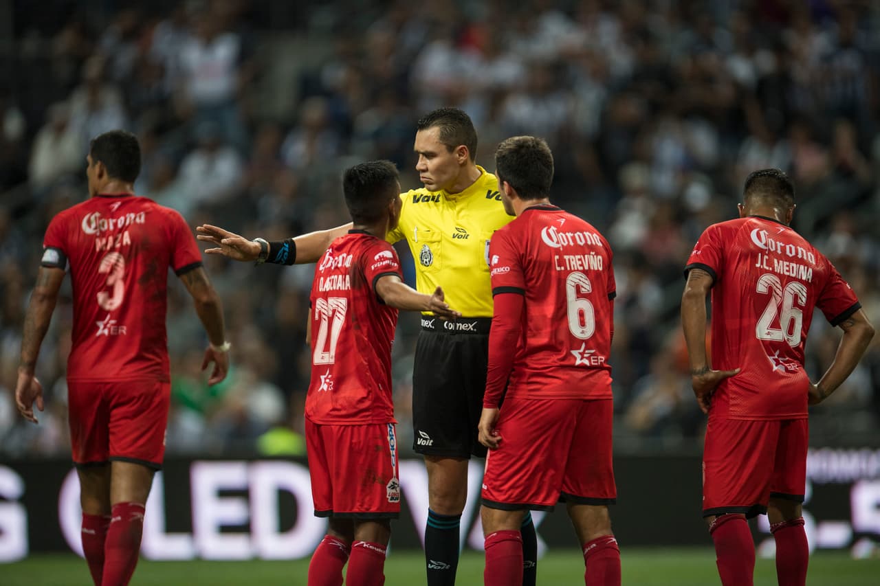 Los reclamos de los jugadores visitantes no se hicieron esperar y con razón, pues el penal sobre Albertengo nunca existió.