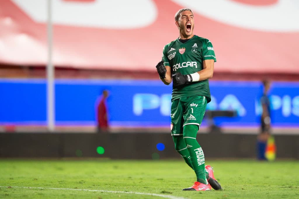 Sebastián Fassi no disfrutó su debut tras perder ante Chivas