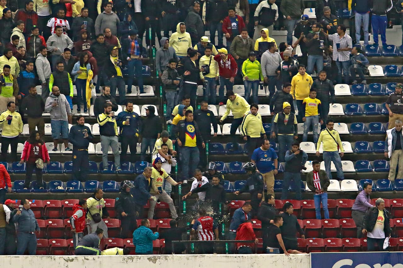 De acuerdo a relatos de testigos, la pelea se inició cuando un aficionado fue arrojado varias filas abajo por un grupo de desadaptados.